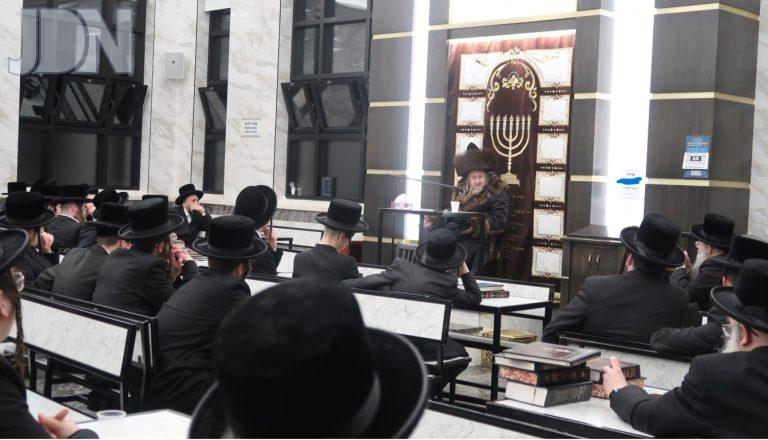 אדמור מסקאליע מסר שיעור חיזוק בישיבת בעלזא במאנסי בעת שמחת נישואי נכדו בן חתנו אדמור מקרעטשניף סיגעט (1)