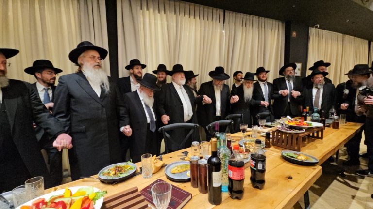 אירוסי החתן ר' ישראל אבוחצירא בן האדמ''ר רבי ישועה ורחמים אבוחצירא צילום ש.פ