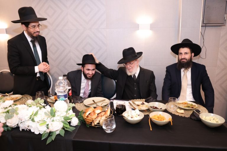 אירוסין לנכדי רבי צמח מאזוז החתן בן לחתנו ר' משה כהן עם הכלה בת לחתנו ר' רזיאל כהן. צילום ש.פ