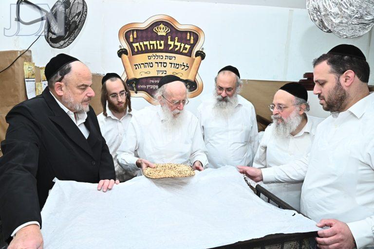 אפיית מצות הרב ברמן והרב גלאי והרב בן שמעון - כולל טהרות, במאפיית טיב המצות (35)