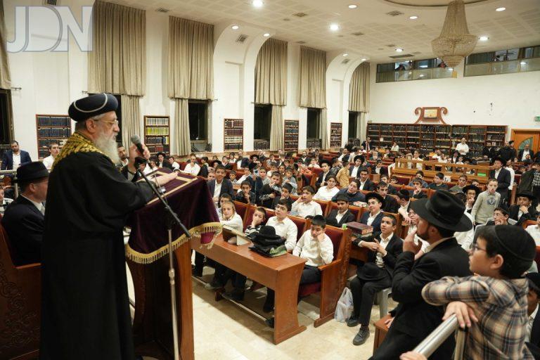 ביקור הראשון לציון רבי דוד יוסף בעיר נתיבות,נשא דברים בפני תלמידים ובני נוער (4)