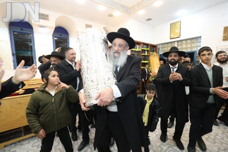 ביתר הכנסת ספר תורה לבית הכנסת של רב העיר צילום יעקב כהן (36)