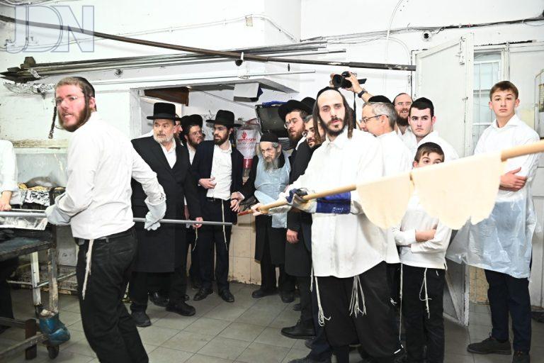 גדולי ישראל באפיית מצות מצוה במאפיית טיב המצות של ר' ארי קורניצר (28)