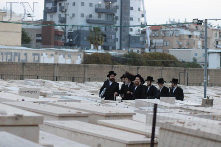 האדמו''ר מוושזניץ לונדון בבית החיים לאחר תפילה באוהל ויזניץ