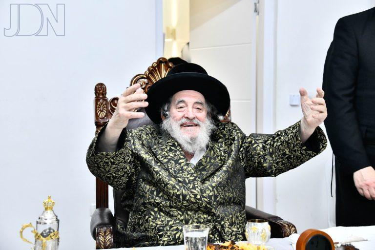 האדמו''ר מויז'ניץ סעודת הודאה במושב אורה כ''ו שנים לנס הצלתו צילום שוקי לרר (28)