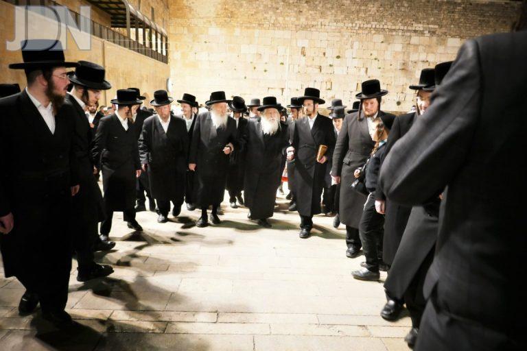 האדמו''ר מנדבורנה ירושלים באמירת כל ספר תהילים בכותל בליל שישי האחרון של שובבי''ם צילום שימי פ