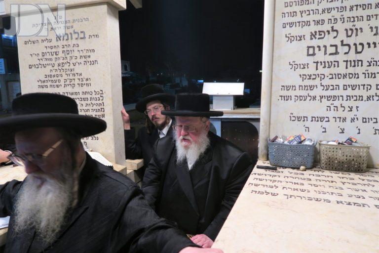 האדמור מסאסוב בבית החיים בטבריה (17)