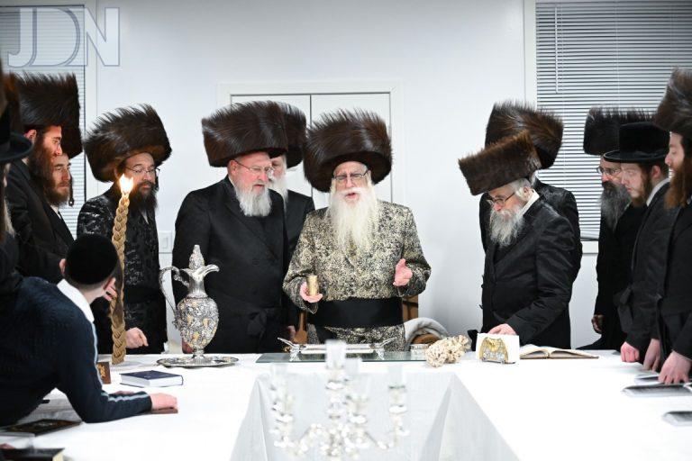 האדמו''ר מצאנז שבת במאנסי עם קבוצת נגידים [ צילום משה גולדשטיין (17)