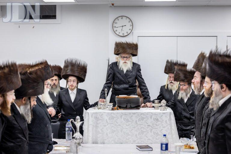 האדמו''ר מקאשוי שבת עלי' לתורה לנכדו במאנסי (3)