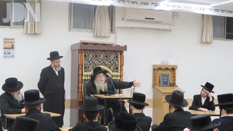 האדמו''ר מקוזמיר בשיחת חיזוק בישיבת טשארנאביל אשדוד לרגל שובבי''ם ובביקור אצל הרבי צילום שימי פ (1)