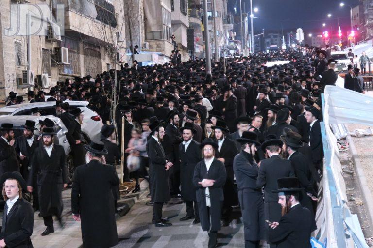 האדמורי''ם בהלווית האדמו''ר מהרי''ד מלעלוב זצ''ל. צילום ש.פ