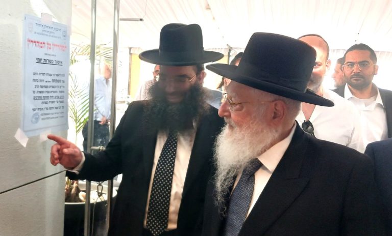 הגר''ח פינטו והגר''א בוגנים מביטים בתעודת הבד''ץ החדש בכניסה לאולם