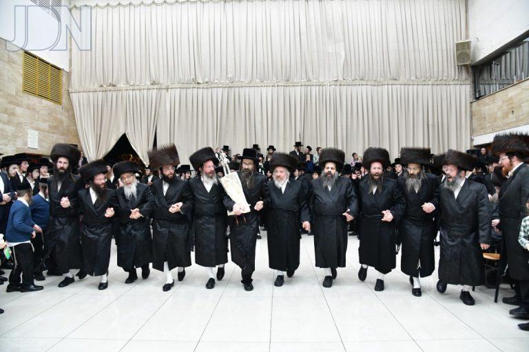 הכנסת ספר תורה לבית המדרש הגדול נדבת המשב''ק הרב נפתלי קליין צילום יוסי לוי (37)