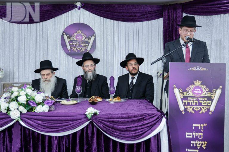 הכנסת ס''ת ראשון לבית הכנסת דרך אמונה בקרית אתא צילום שמואל שנקר (10)