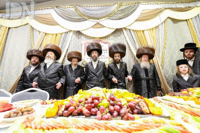 זוועהיל בביתר עילית שמחת שבע ברכות המרכזית לרגל נישואי בן האדמו''ר בשילוב טיש ט''ו בשבט (41)
