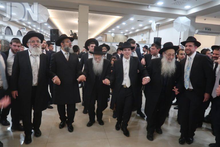חתונה לנכד זקן חברי מועצת חכמי התורה רבי משה מאיה עם נכדת רבי לוי פנחסי ראש ישיבת אור אברהם (18)