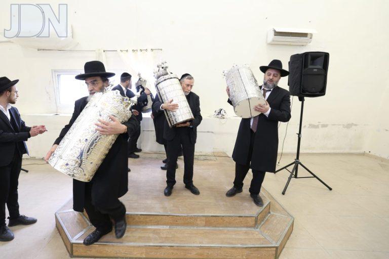 ישיבת באר יצחק טלזסטון' העבירו את ספרי התורה לרגל השיפוץ (3)