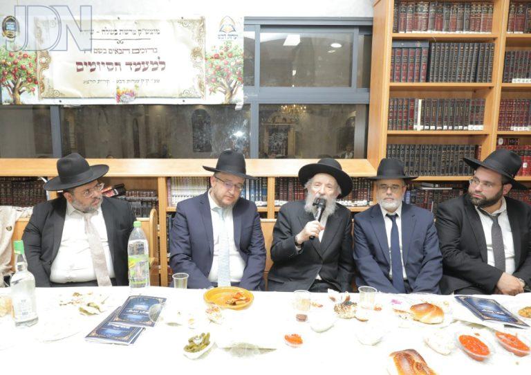 מעמד הסיומים בקהילת יערות דבש קרית הרצוג בהשתתפות הגר''י קולדצקי (2)