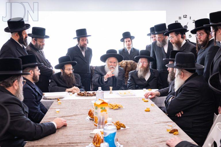 קביעת מזוזה פאר די נייער ביקור חולים דירה ציגעשטלט דורך יחד ד'באבוב (15)