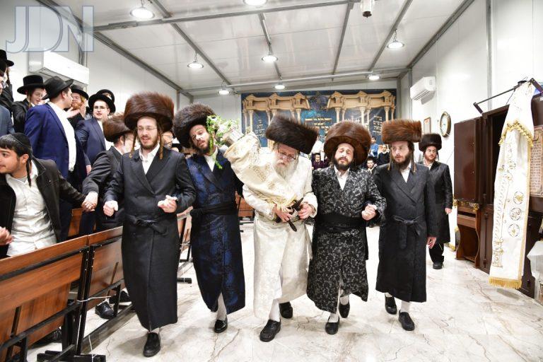 שאץ דרהביטש הכנסת ס''ת (26)