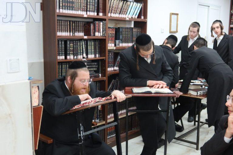 שמונה שעות של לימוד ברציפות בהיכל ישיבת זוועהיל לצעירים צילום שימי פ (6)
