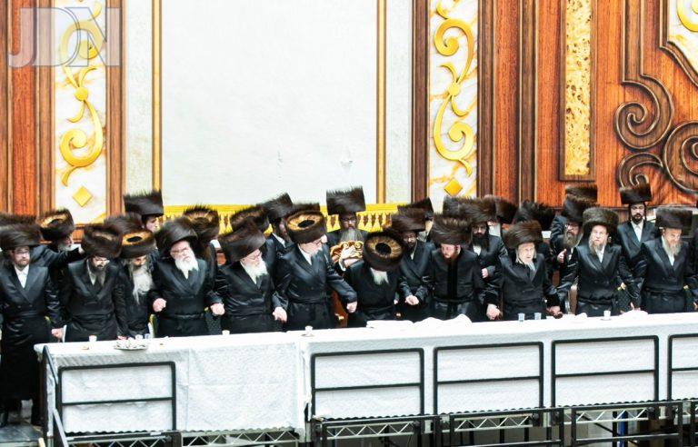 שמחת הנישואין בחצרות סקווירא - סקאליע - ראחמיסטריווקא מאנסי - סקווירא גרינוול (4)