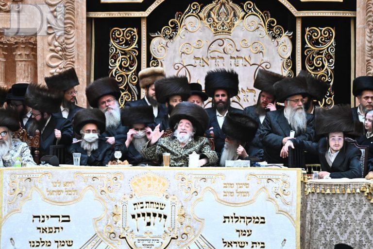 שמחת שבע הברכות המרכזית, בשילוב טיש ט''ו בשבט בהיכל ביהמ''ד הגדול בית ויז'ניץ (21)