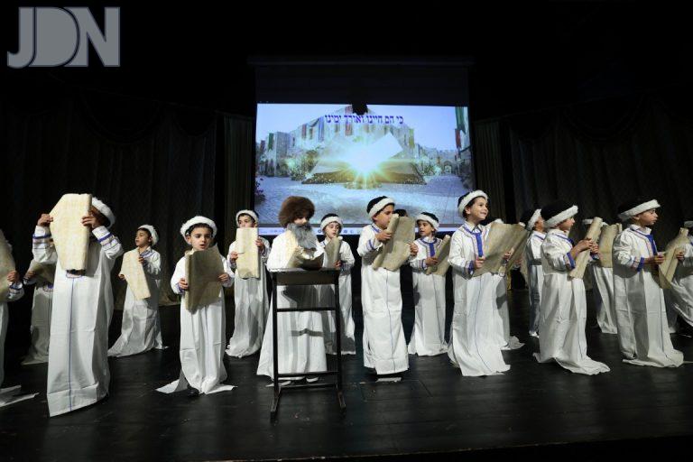תלמוד תורה נטיעים בפתח תקוה מסיבת חומש צילום יעקב כהן (27)