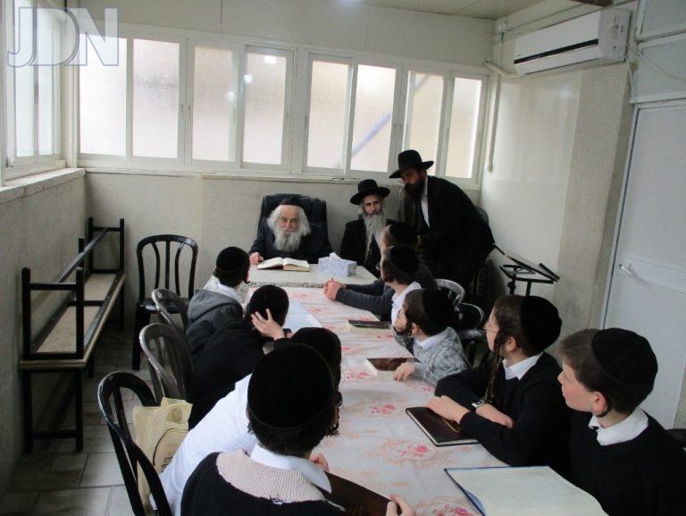 תלמידי הת''ת על טהרת הקודש באידיש במו''ע נבחנו אצל הגרי''ד טורצ'ין (1)