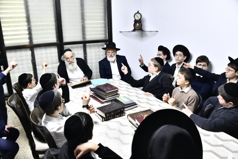 ת''ת חדרי תורה בבחינה בבית מרן הרב שטיינמן והרב דיסקין צילום שוקי לרר (16)