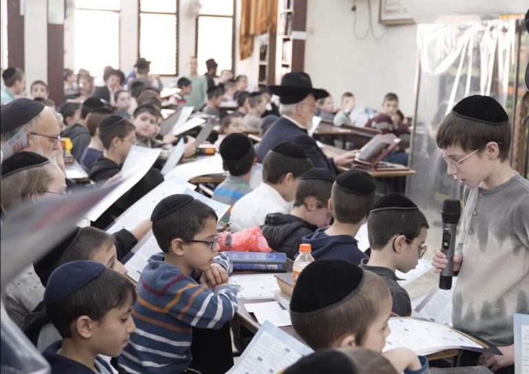 4 חלק מהקהל באמירת התהילים