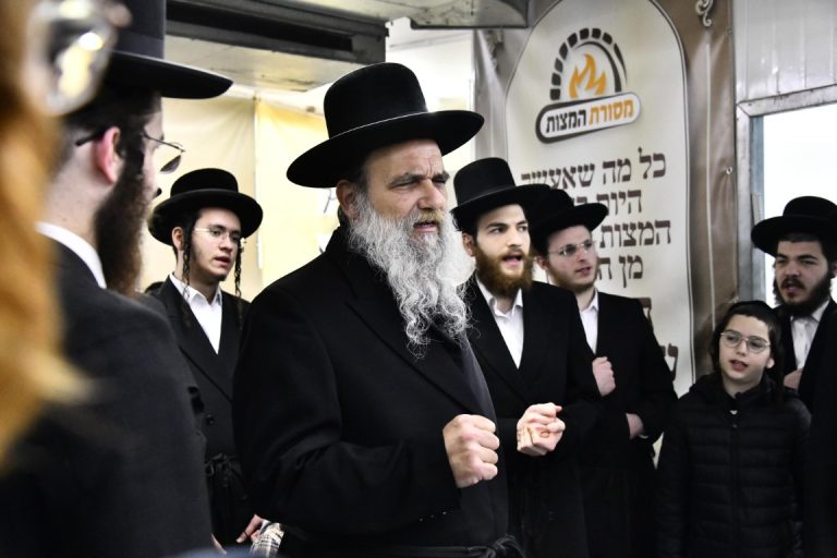 אדמו''ר מאשלג בעל ה׳בני היכלא’ באפיית מצות צילום שוקי לרר (23)
