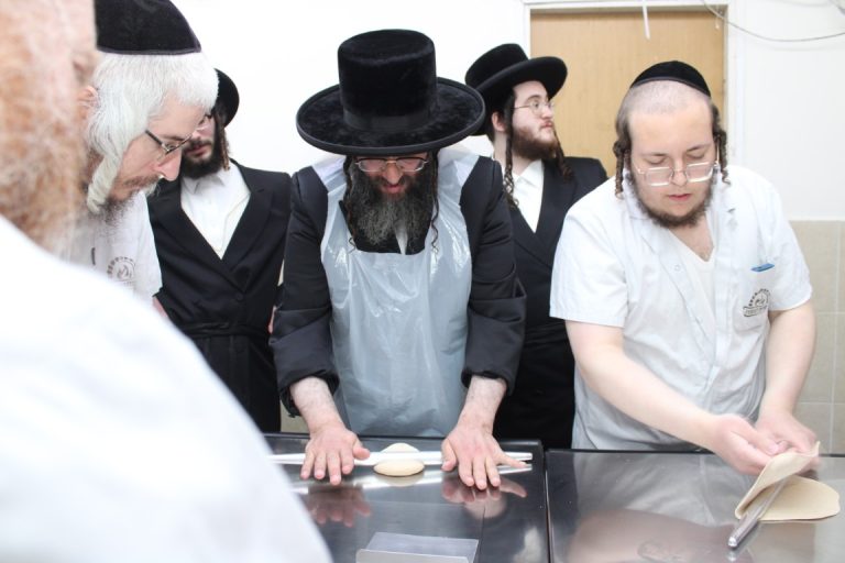 אדמו''ר מספינקא (רמ''א) באפיית מצות (9)