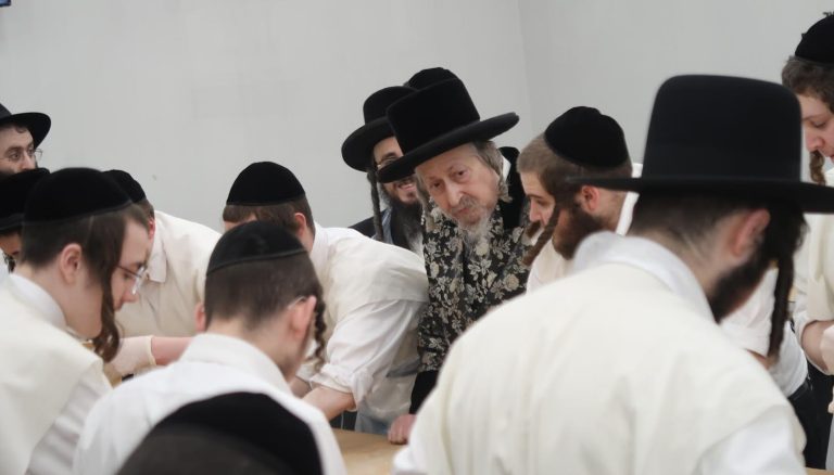 אדמו''ר מסקאליע באפיית מצות בווילאמסבורג ושיעור לבחורים בביהמ''ד סאווראן בעניני פסח  (2)