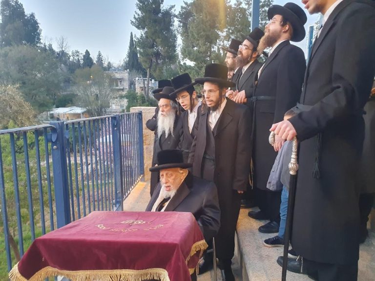 אדמו''ר מקאפיטשיניץ בשאיבת מים שלנו וברכת האילנות (2)