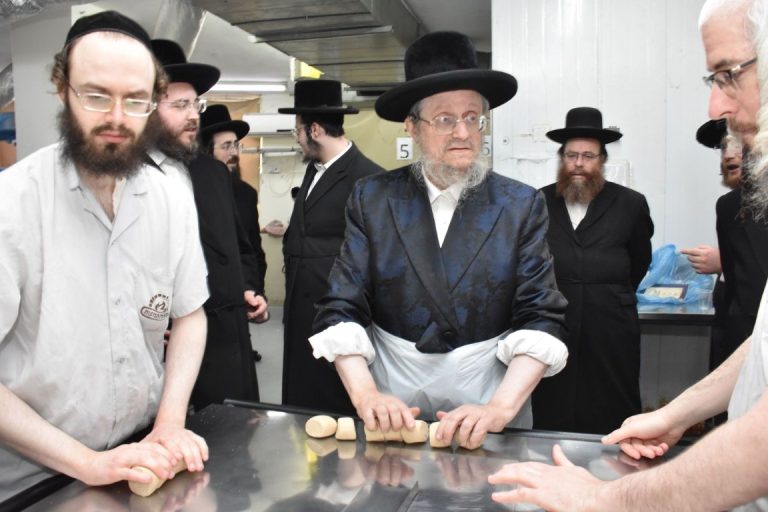 אדמו''ר מראדזין באפיית מצות צילום יהודה פרקוביץ (1)