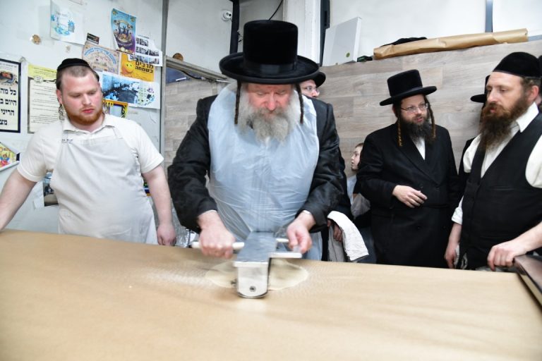אדמור משאץ באפיית מצות מצוה במאפיית אירנשטיין באשדוד צילום יוסי לוי (16)
