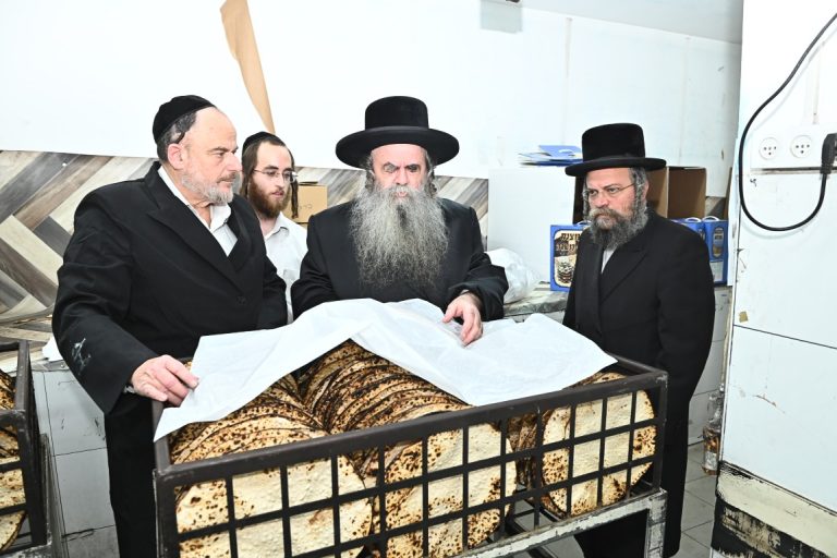 אדמורים באפיית מצות קורניצר (8)