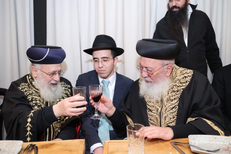 אירוסין לנכדתם המשותפת של הרשל''צ הרב יצחק יוסף והרשל''צ הרב שלמה משה עמאר צילום דוד ארזני (36)