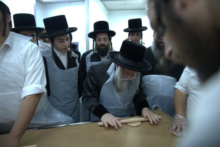 אפיית מצות וברכת האילנות בראשות הרהצ רבי יצחק לעזער צילום נחמן סלמה (4)