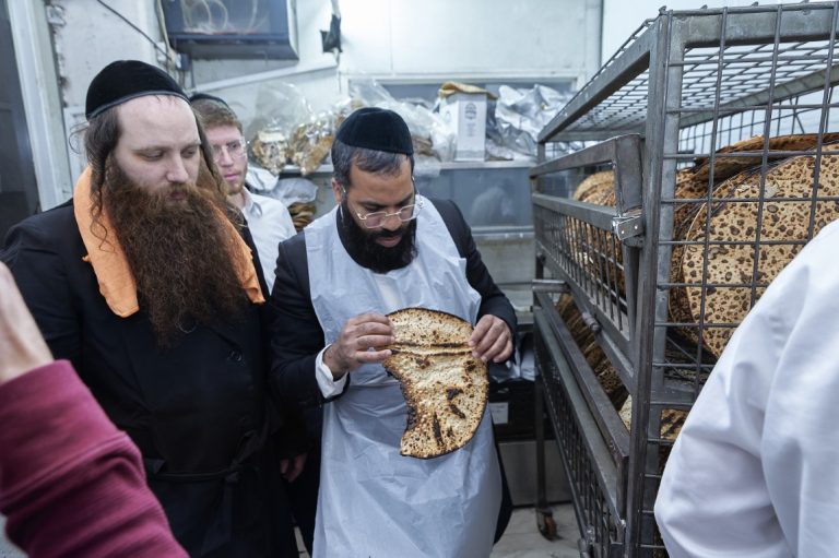 אפיית מצות ישיבת היכלי התורה בארה''ק (16)