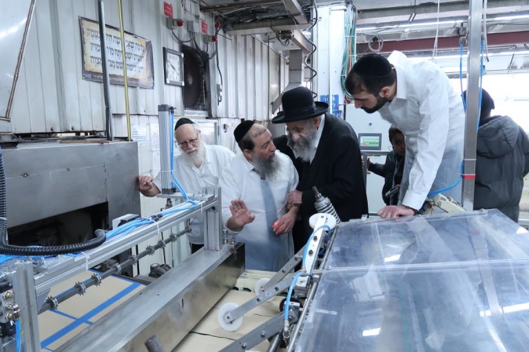 אפית מצות חכם משה צדקה. צילום ש.פ