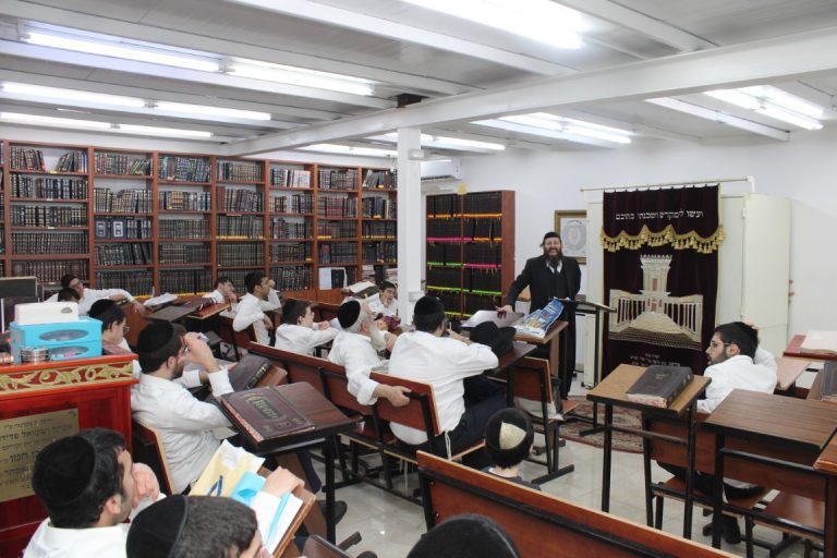 בני ברק ישיבת בין הזמנים של קהילת חיי אהרון׳ בראשות הרב  יוסף בן חמובעינייני חושן משפט צילום איתי קצב (3)
