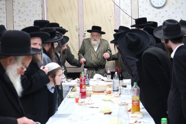 האדמו''ר ממבקשי אמונה בסעודת הילולא של זקינו הרה''ק בעל השומר אמונים צילום שימי פ
