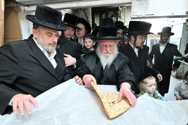 האדמו''ר מסאסוב באפית מצות לחג הפסח (31)