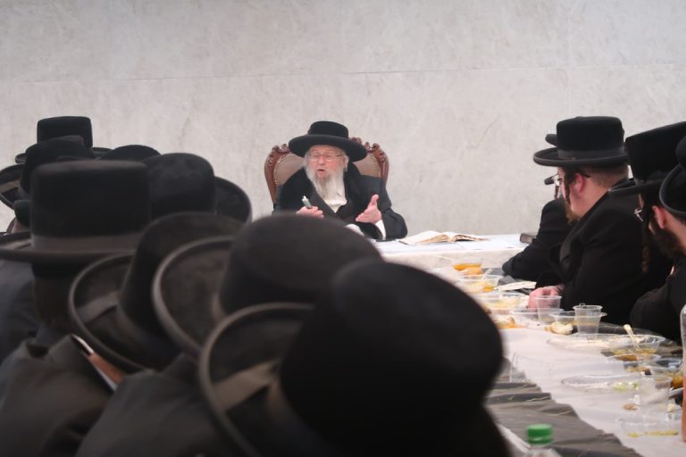 האדמו''ר מפינסק קרלין בסעודת ר''ח ניסן לאברכי החסידות שהתחתנו בשנה האחרונה צילום שימי פ