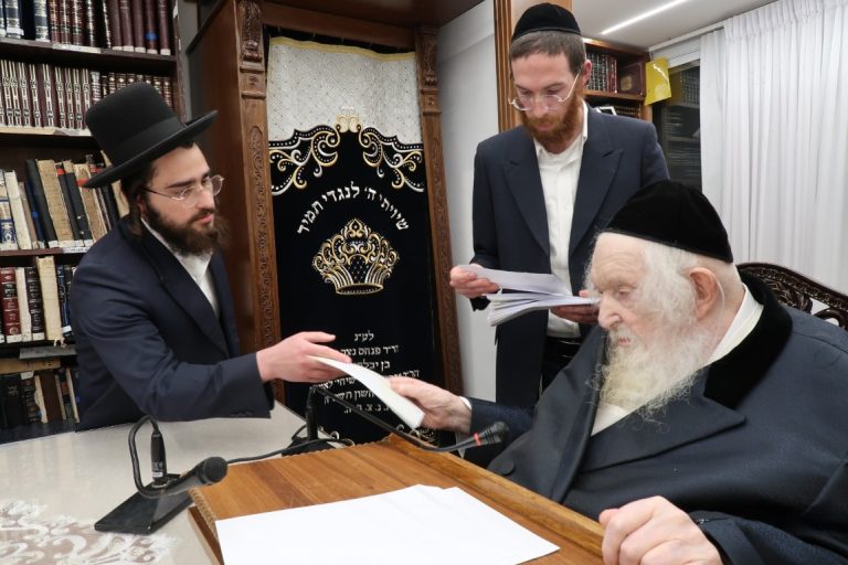 הגר''מ שטרנבוך מחלק מעטפות קמחא דפסחא (11)