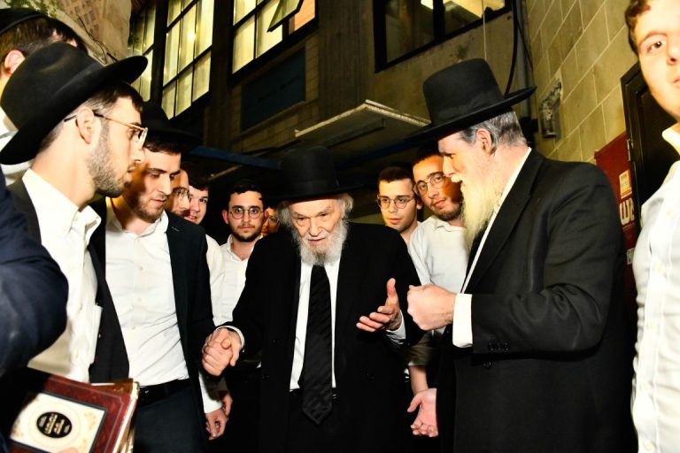 הגרמ''ה הירש בשיחה בישיבת כרמיאל בבני ברק (12)