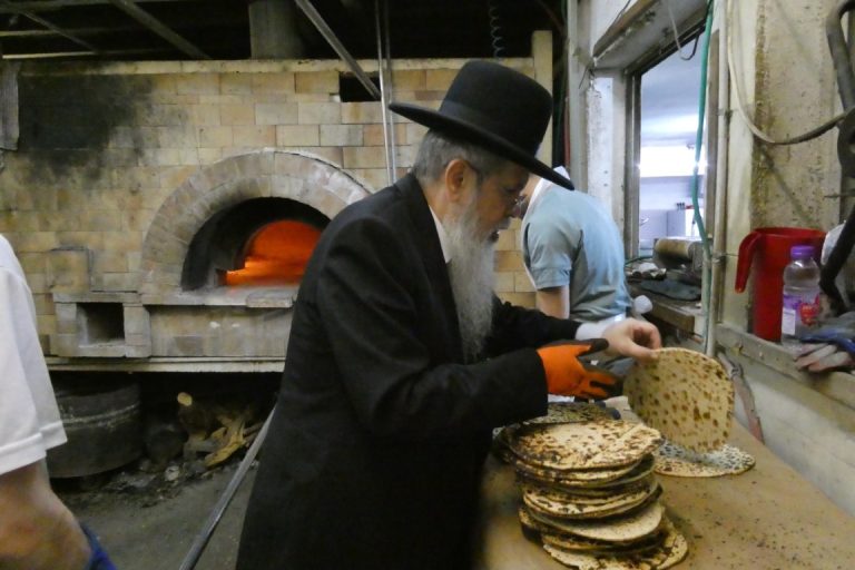 הגר''ש לוי באפית מצות. צילום ש.פ