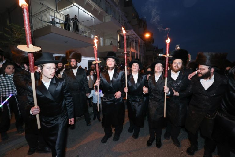 הכנסת ספר תורה לבית המדרש קהל חסידים בחיפה צילום א